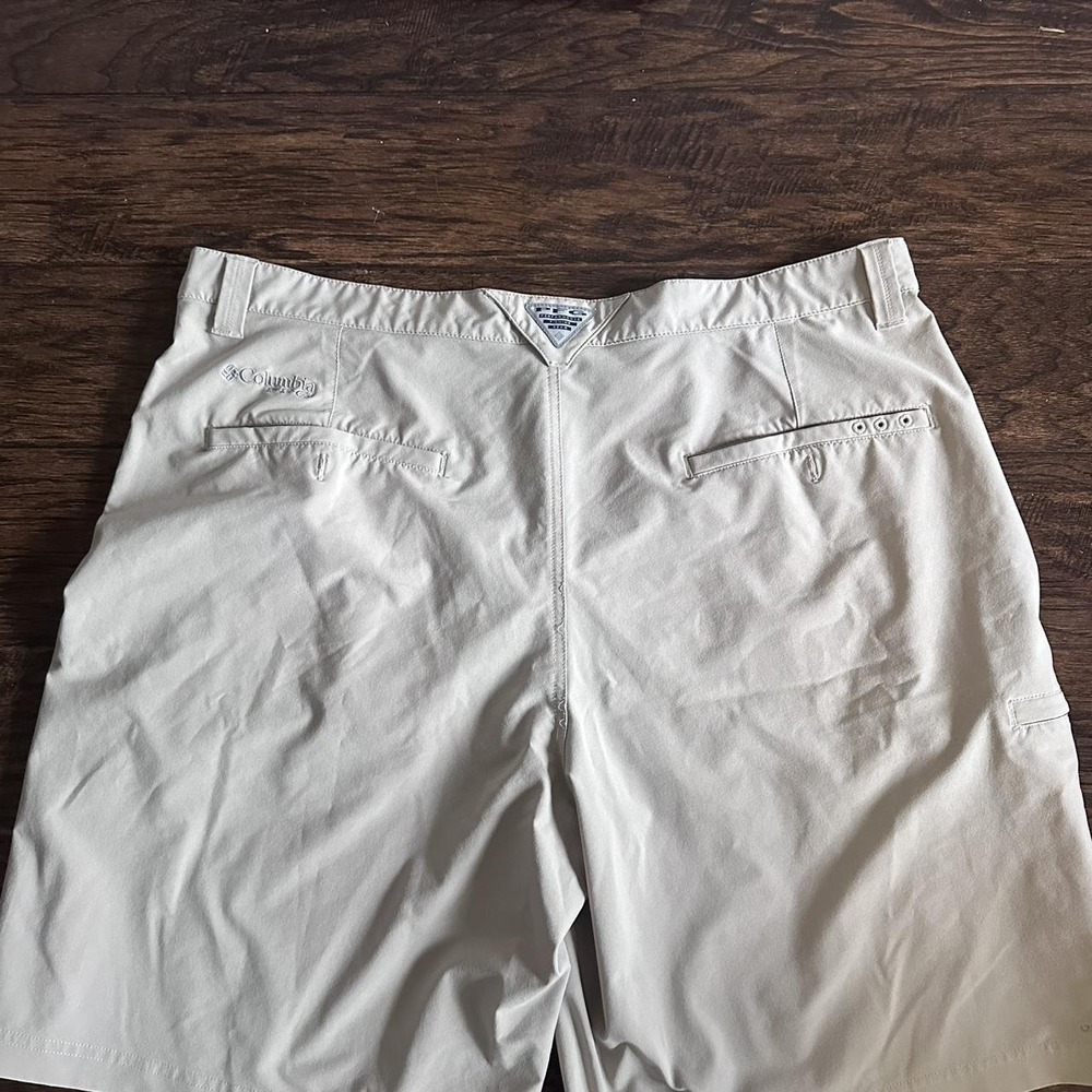 Columbia Tan Cargo Shorts Lightweight Casual - Picture 3 of 3